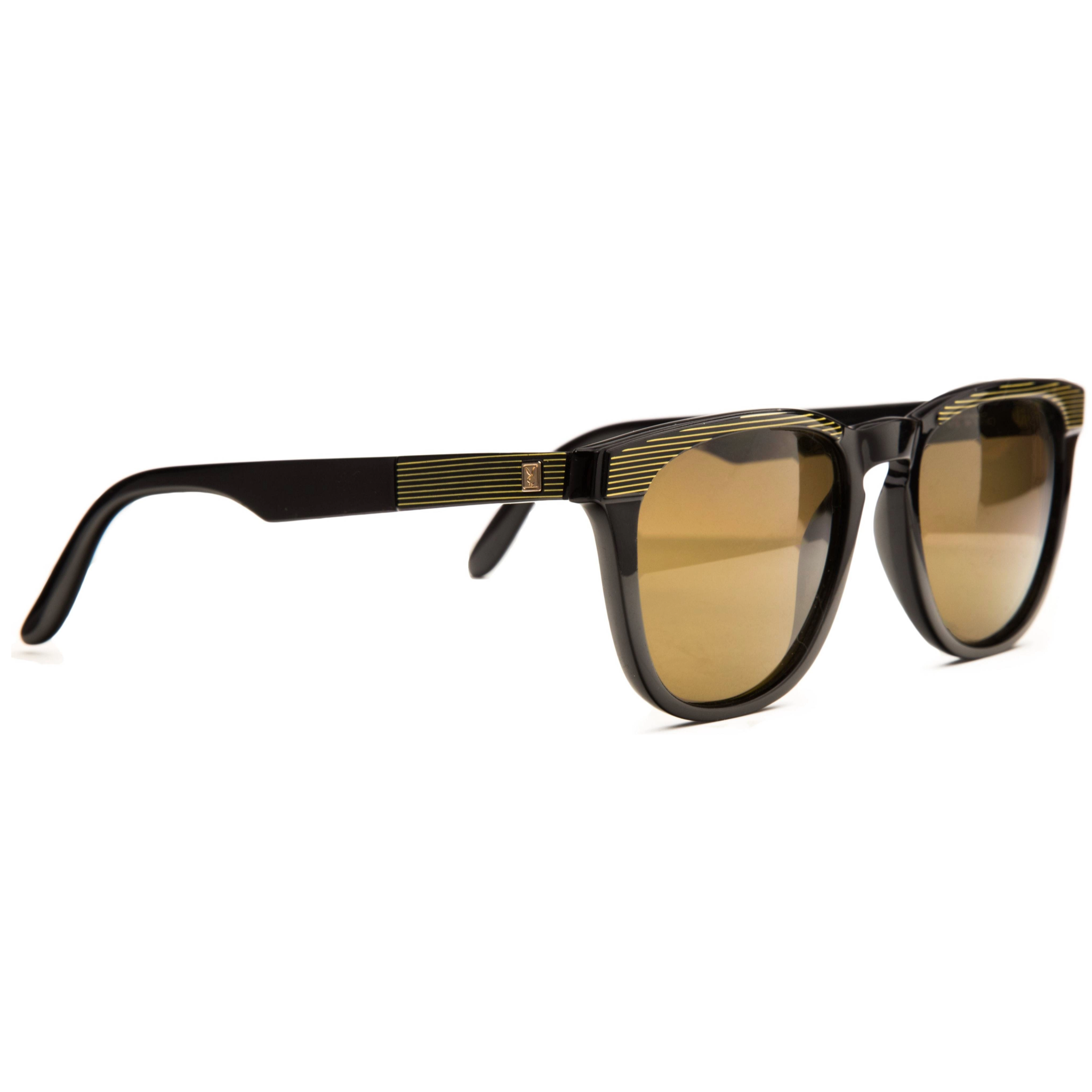Black Playboy Wayfarer 467394 sunglasses with polarized lenses and sleek design