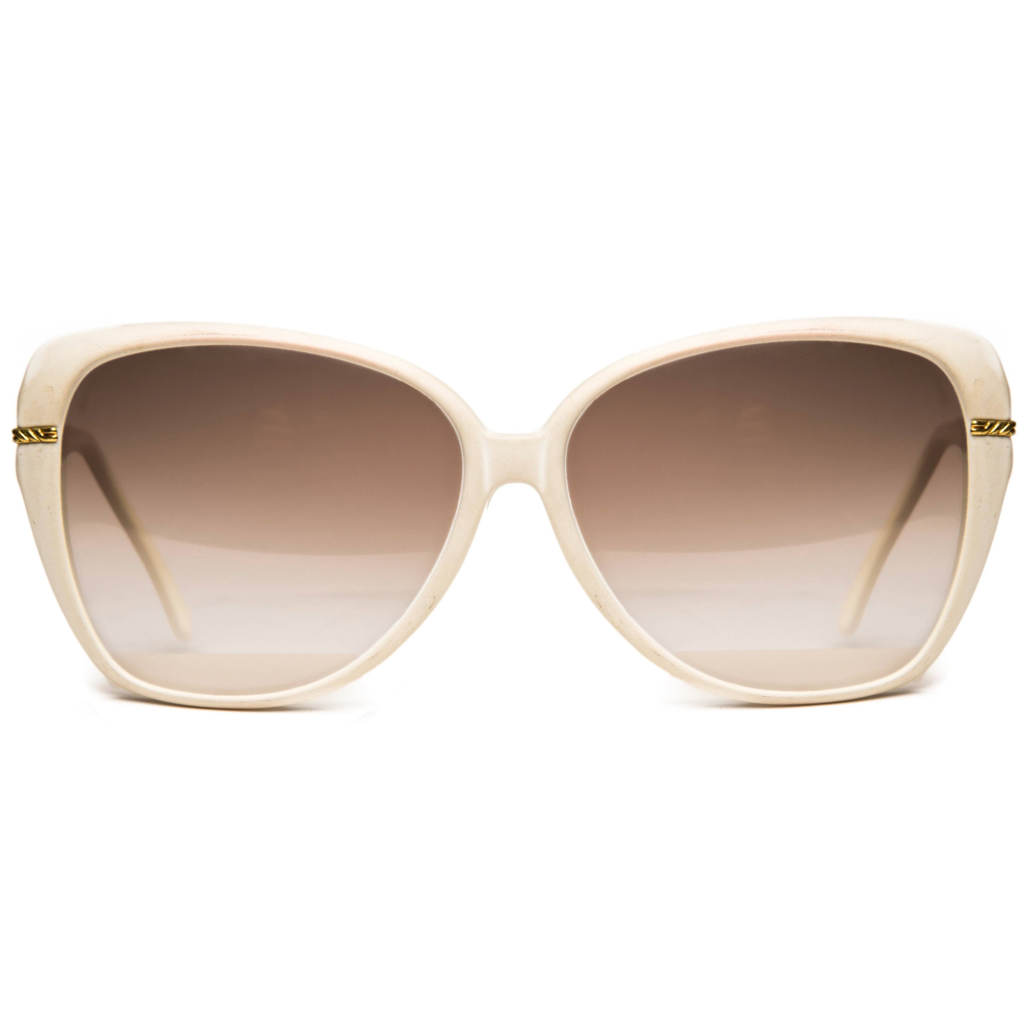 Vintage Gucci Square 4221 sunglasses for women in white frame and brown gradient lens, with 100% UV protection, never worn or sold, authentic
