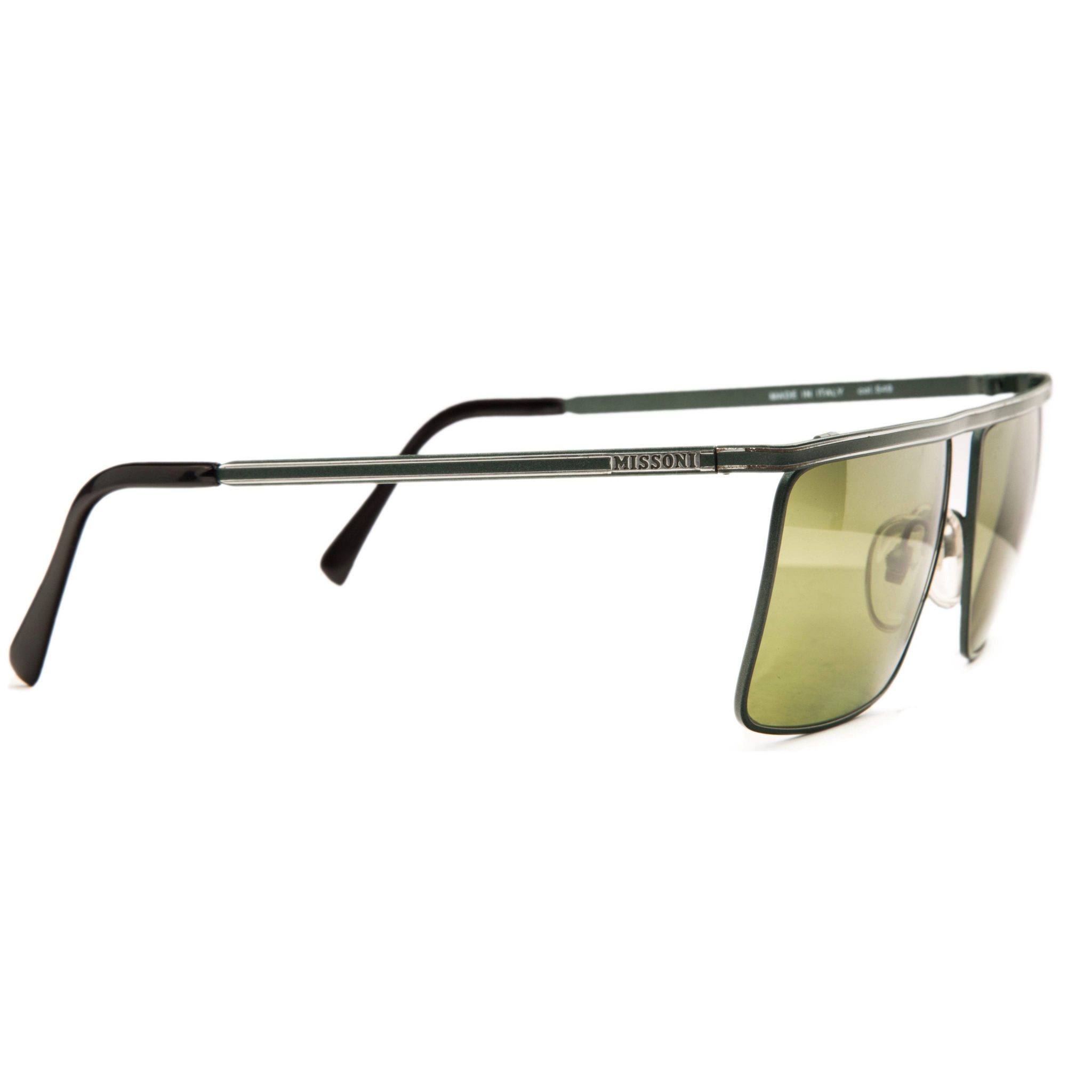 Close up of the vintage Missoni Navigator 4035549 sunglasses with green frame and lenses, made for gentlemen, with 100% UV protection, never before worn or sold, in superb condition