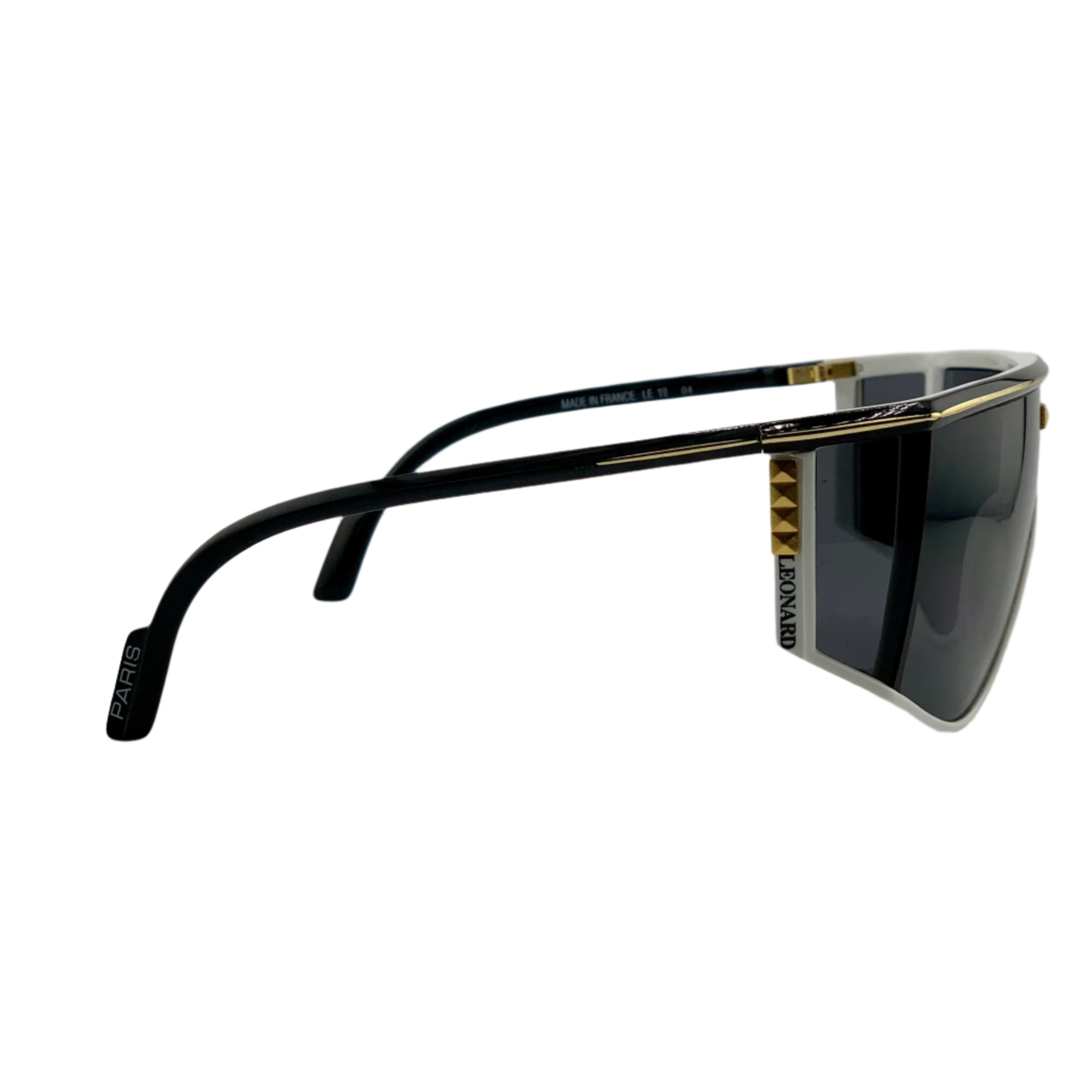 LEONARD SQUARE LE19 04, a sleek and modern square-shaped product with a contemporary design