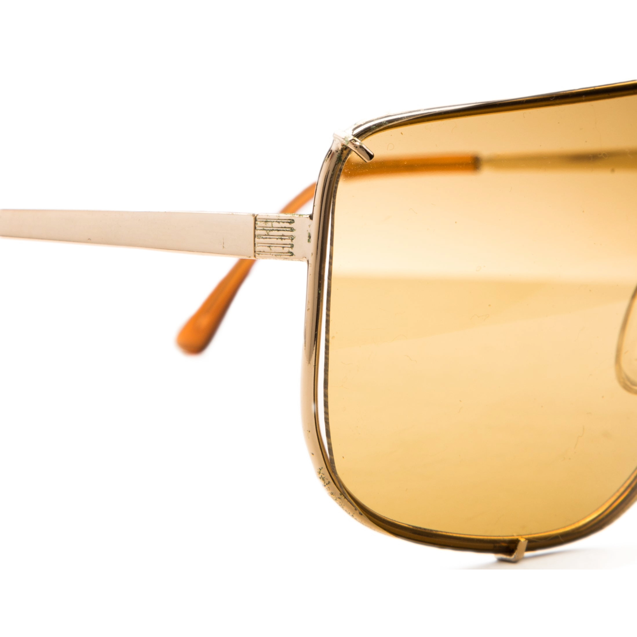 Never worn or sold before, these Vintage Maga 1002 Flat Brow sunglasses boast a gold frame, brown lenses, and 100% UV protection, ensuring superb condition and authenticity